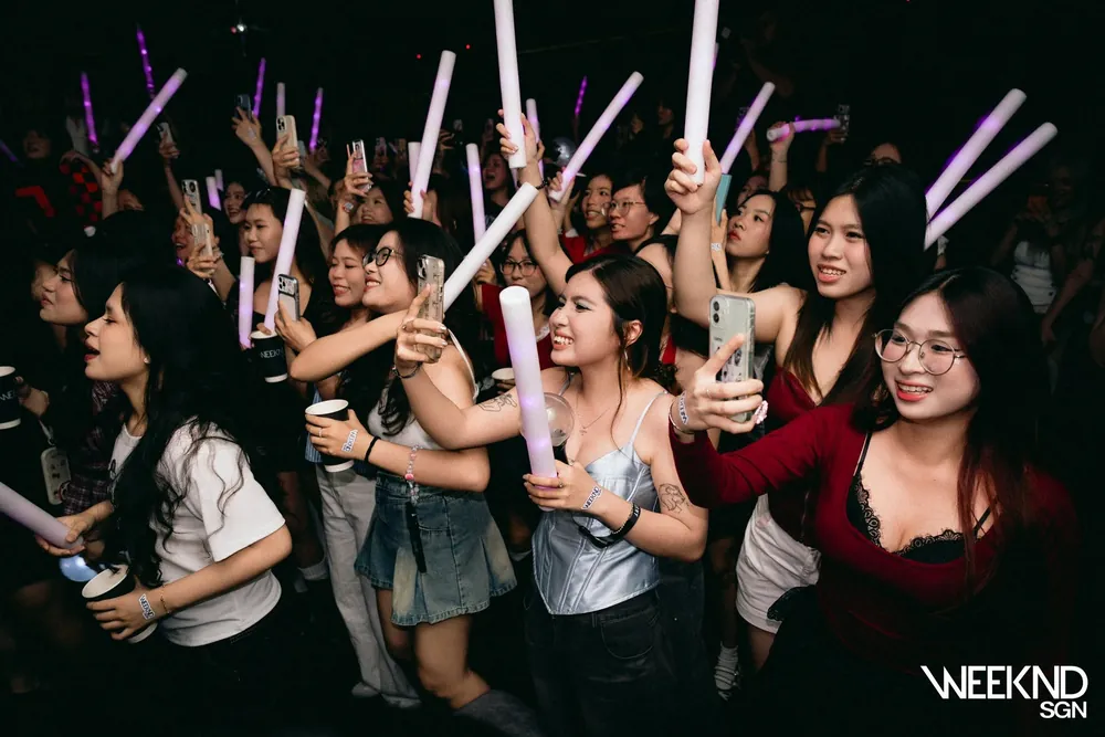 Đám đông với lightstick trong đêm hip-hop tại Weeknd Sài Gòn