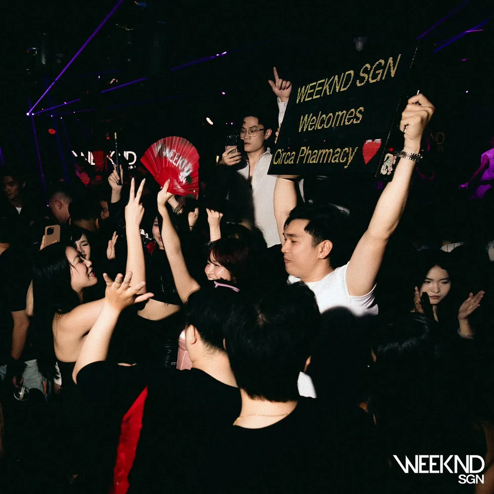 Khách giơ banner Weeknd SGN giữa đám đông