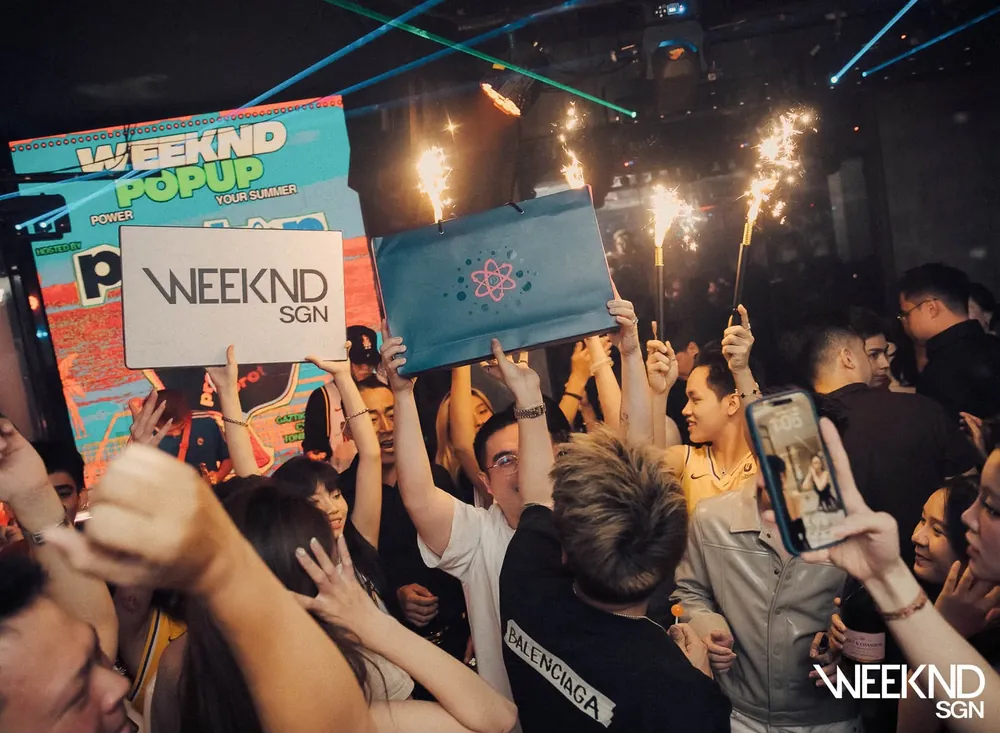 Cờ Weeknd Popup tung giữa đêm diễn