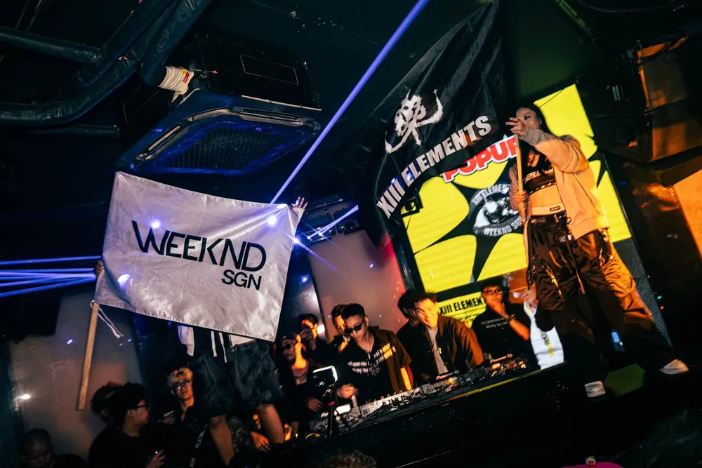 DJ set với banner Weeknd SGN