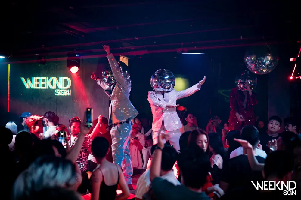 Disco ball toả sáng giữa không gian club Weeknd