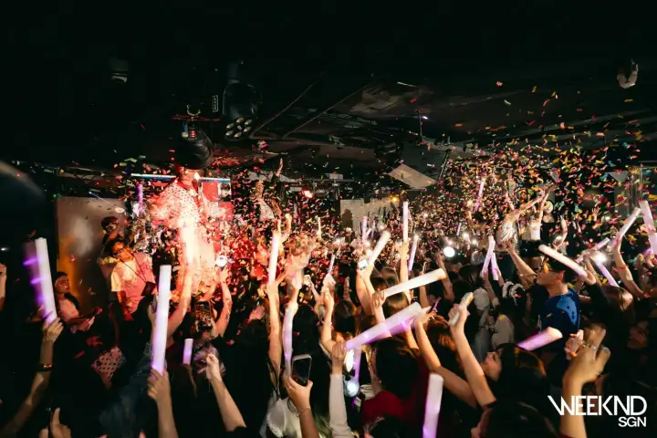 Đám đông cuồng nhiệt với lightstick và pháo sáng tại Weeknd SGN