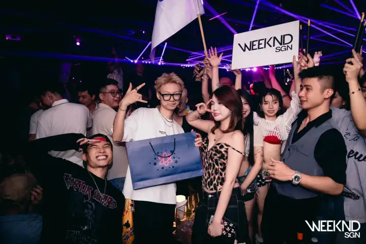 Nhóm khách giơ banner WEEKND SGN giữa đêm diễn hip-hop
