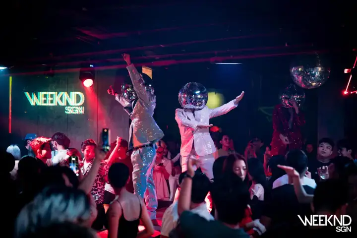 Set diễn bùng nổ dưới quả cầu disco tại Weeknd Sài Gòn