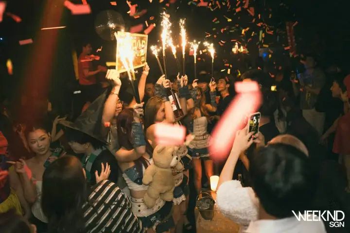 Khoảnh khắc pháo sáng giữa biển người tại Weeknd SGN