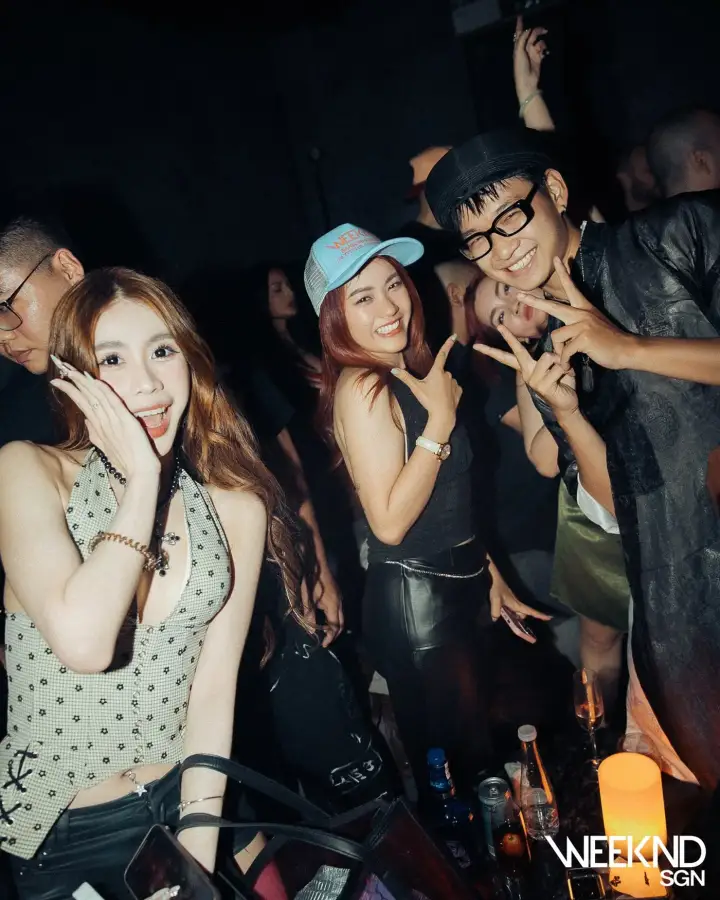 Khách check-in phong cách tại Weeknd Sài Gòn