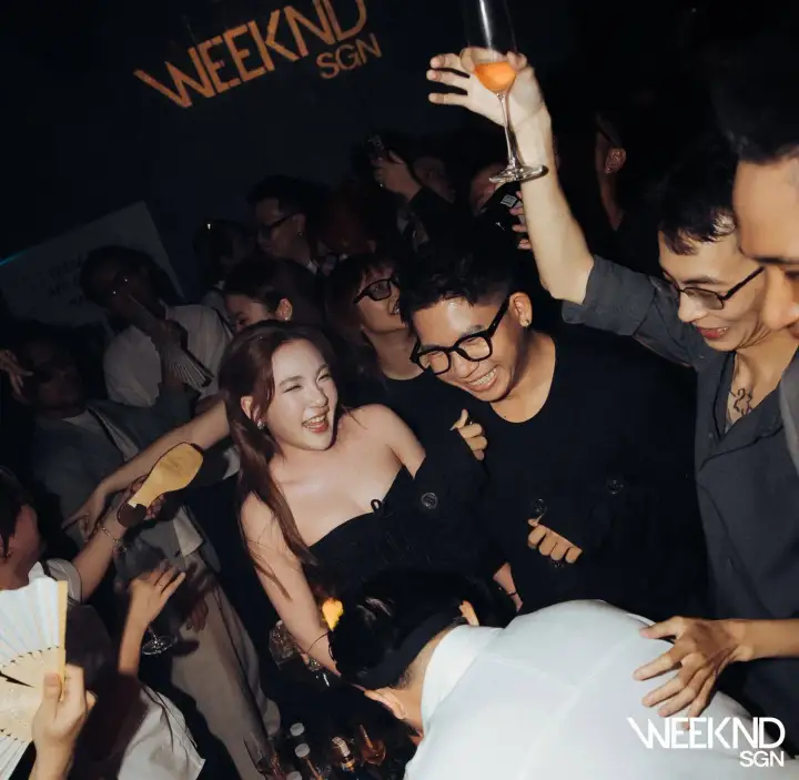 Nhóm khách tận hưởng đêm nhạc tại Weeknd SGN