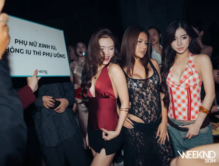 Khách quẩy tưng bừng đêm cuối tuần tại Weeknd Sài Gòn